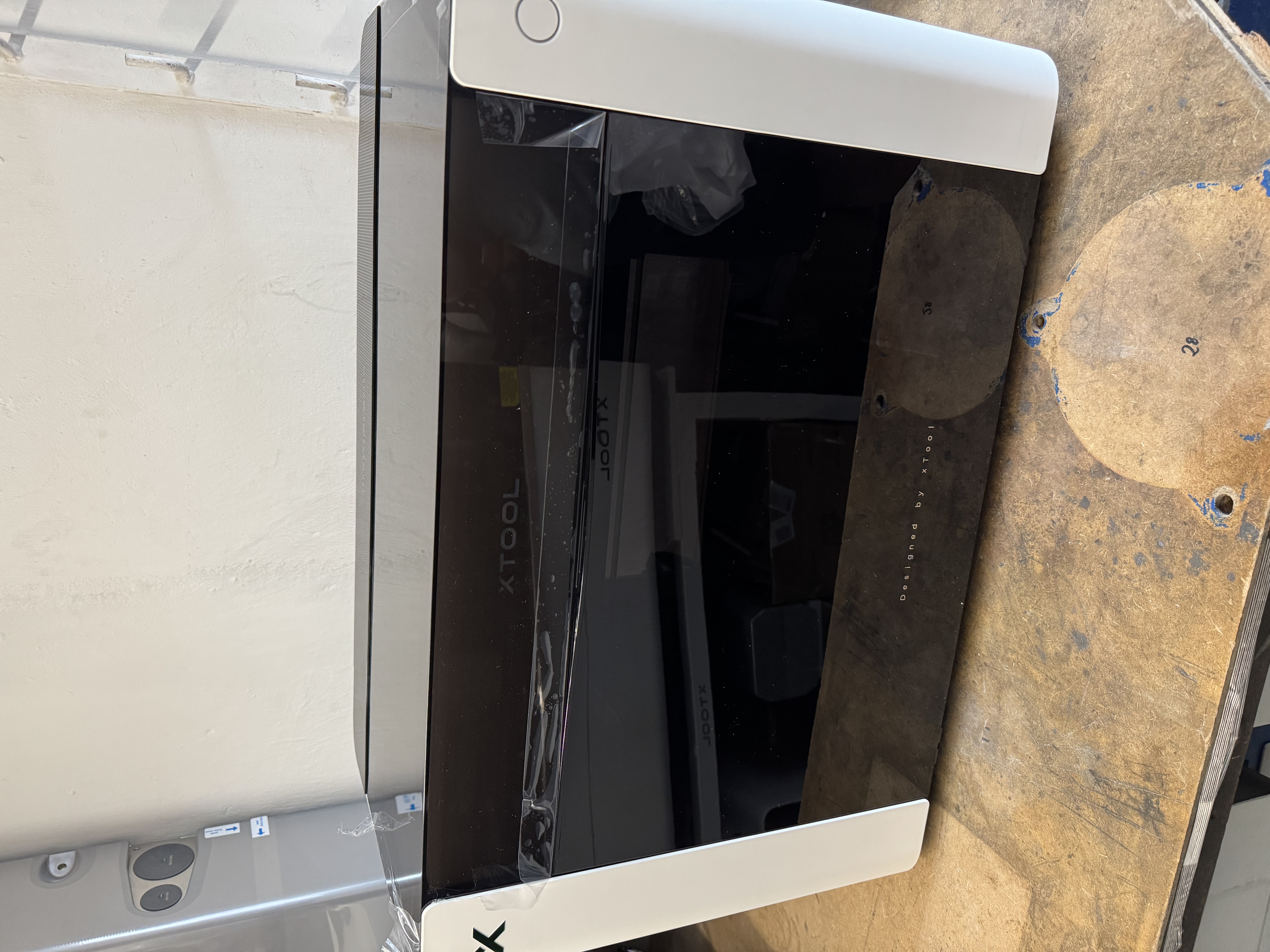 xTool O1 Omni UV-Drucker in der Werkstatt von Laser & Design by Alexander Fritsch